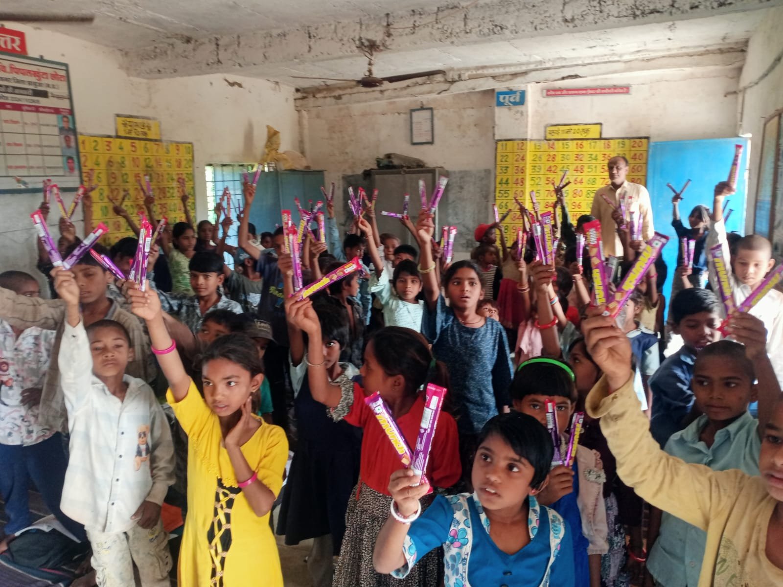 बाल दिवस पर रोटरी क्लब अपना ने ग्रामीण क्षेत्र की 63 स्कूलों में वितरण की चॉकलेट, बच्चों के खिल उठे चेहरे | New India Times