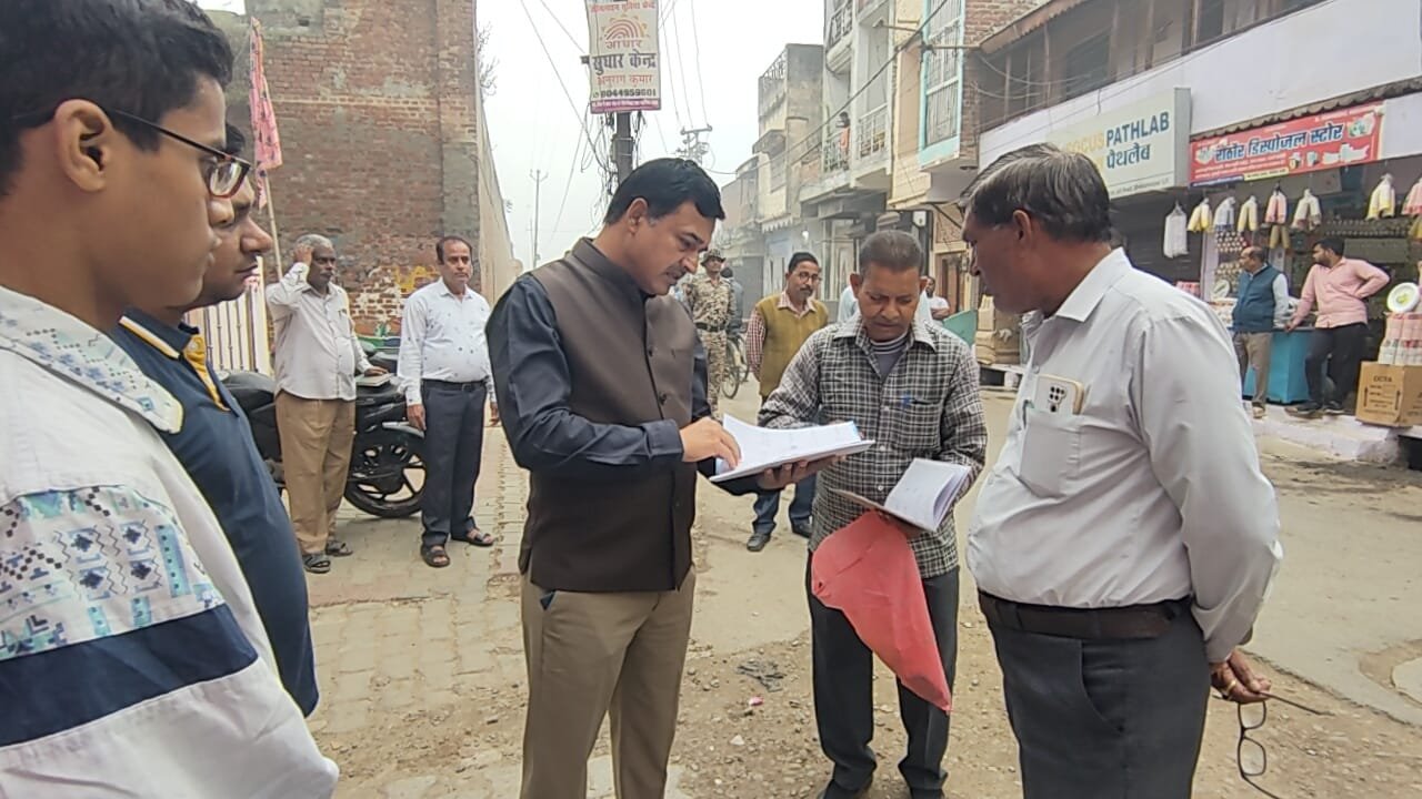 नगर आयुक्त डॉ विपिन कुमार मिश्रा ने किया निरीक्षण 1 नगर आयुक्त डॉ विपिन कुमार मिश्रा ने किया निरीक्षण | New India Times