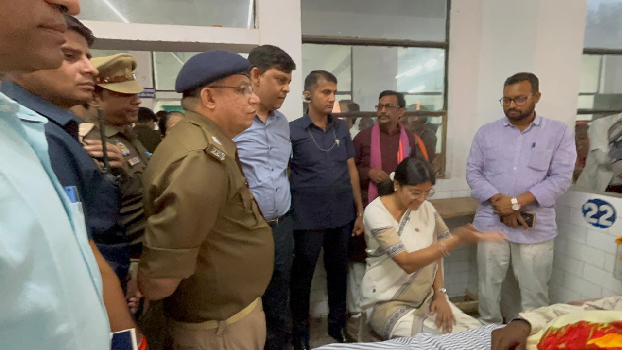 घायल सेक्टर अध्यक्ष श्री अजय पटेल को देखने अस्पताल पहुंचीं केंद्रीय मंत्री श्रीमती अनुप्रिया पटेल | New India Times