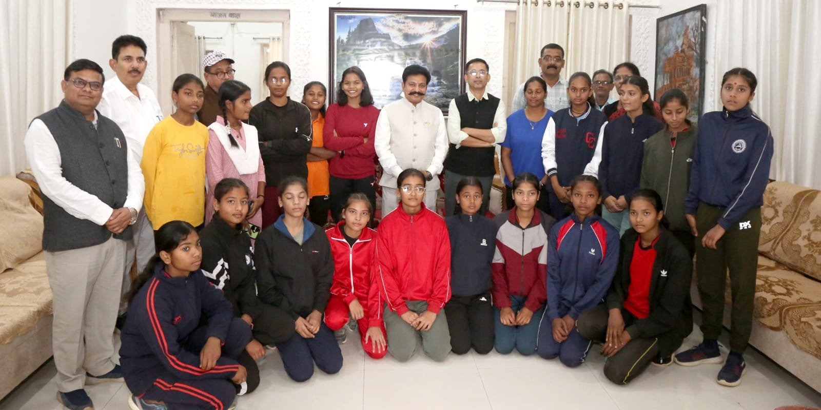 लगातार प्रैक्टिस करते रहेंगे, अच्छे गाइडेंस में सीखते रहेंगे तो निश्चित रूप से सफल होंगे: संभागायुक्त डॉ. वीरेन्द्र रावत | New India Times