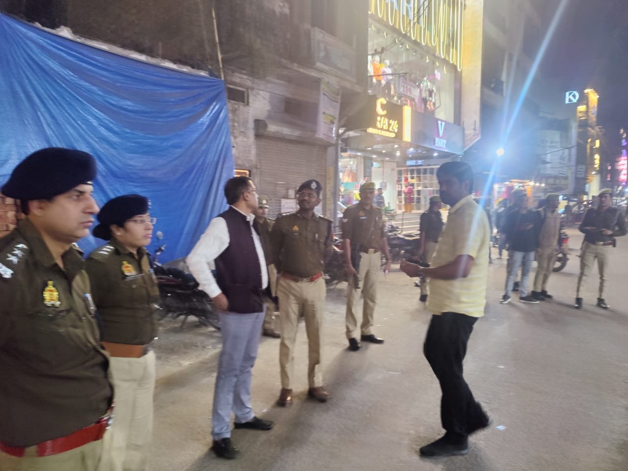 डीएम, एसपी ने दुकानों के बाहर रखा हुआ सामान करवाया अंदर | New India Times