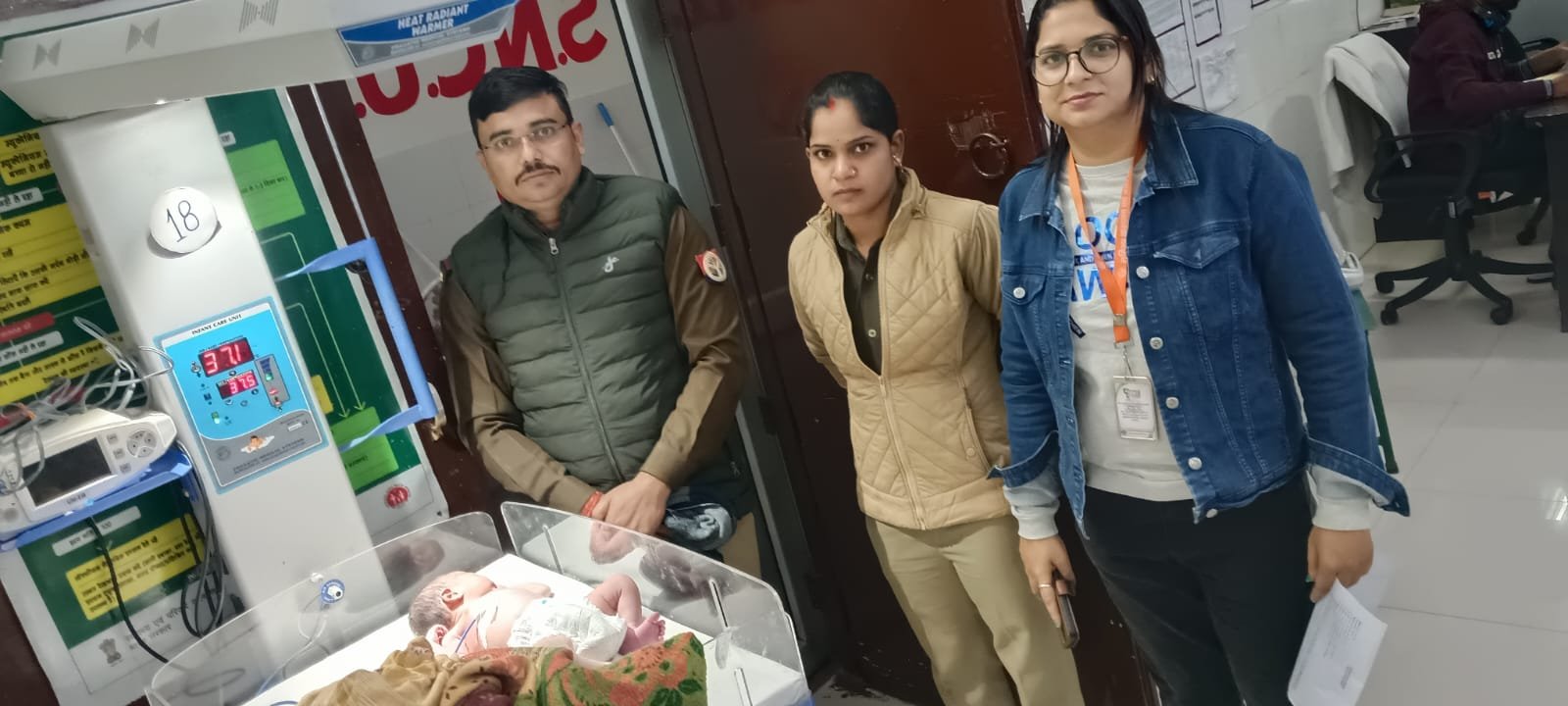 नवजात शिशु सड़क किनारे फेंका मिला, पुलिस ने बरामद कर चाइल्ड हेल्प लाइन को किया सुपुर्द | New India Times