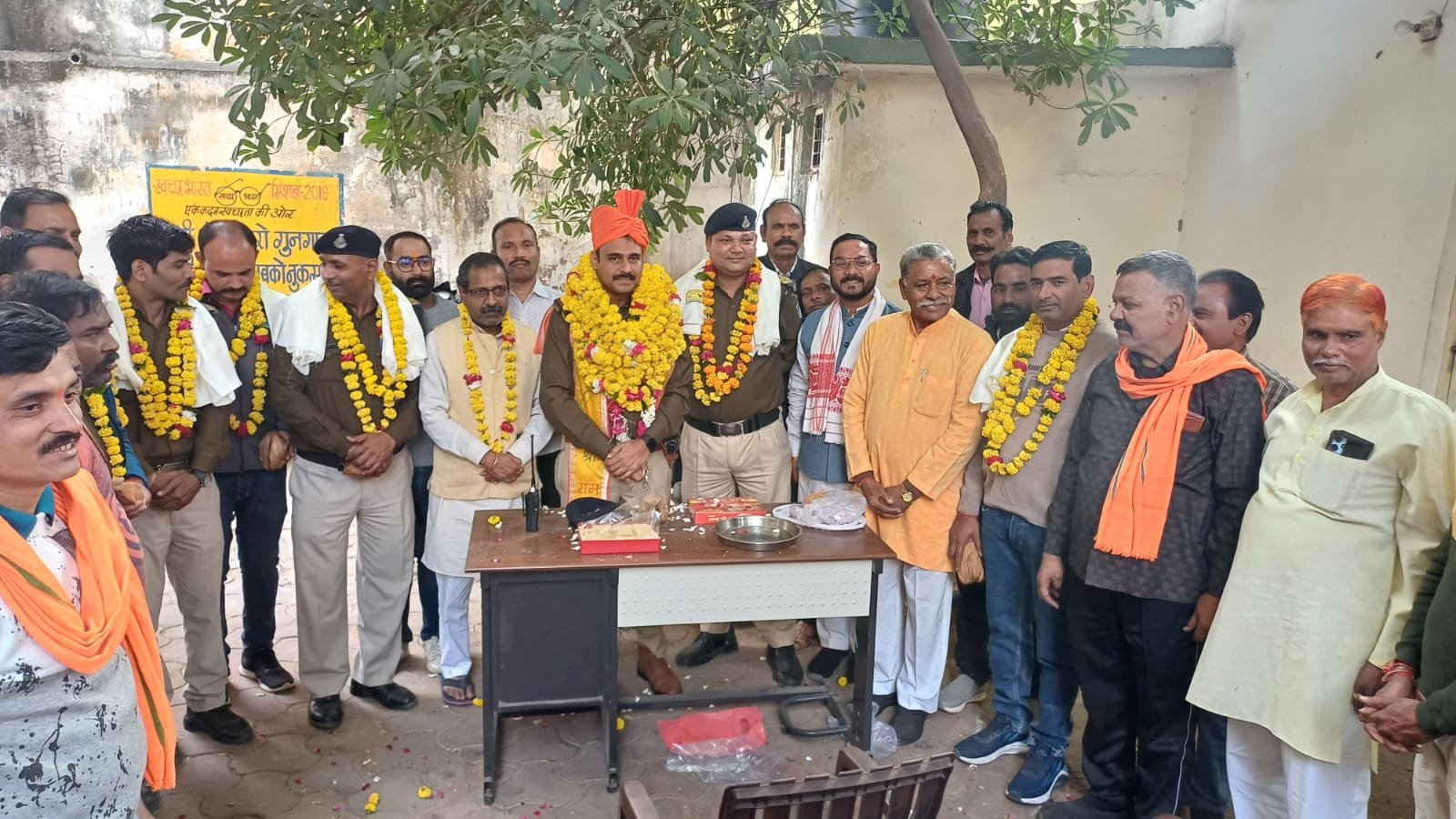 हत्या के प्रयास के सभी आरोपियों को गिरफ्तार करने पर फरियादी पक्ष एवं आमजन द्वारा थाना माधौगंज पुलिस का किया गया सम्मान | New India Times