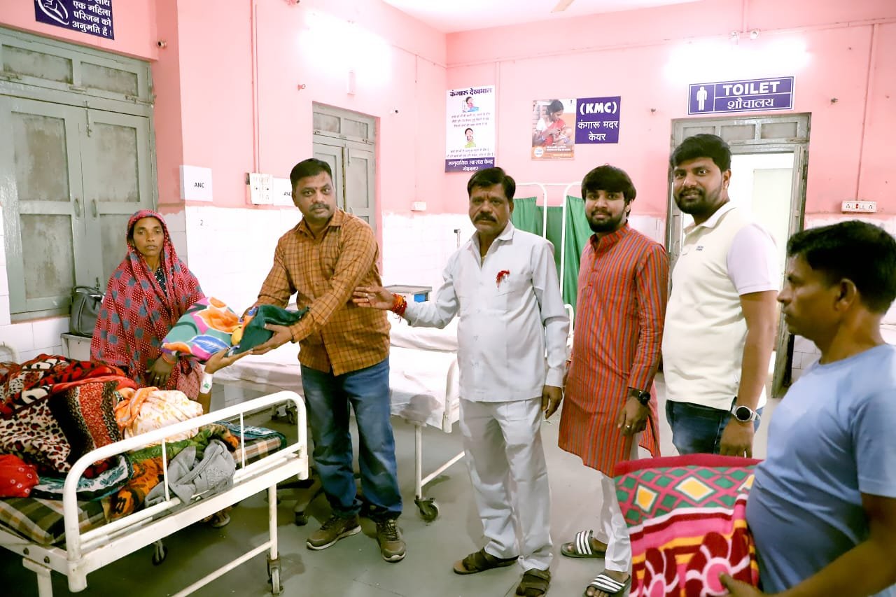 उदयपुर साप्ताहिक अखबार के संपादक श्री जैन की पुण्य तिथि पर किया गया कंबल व फल फ्रूट वितरित | New India Times