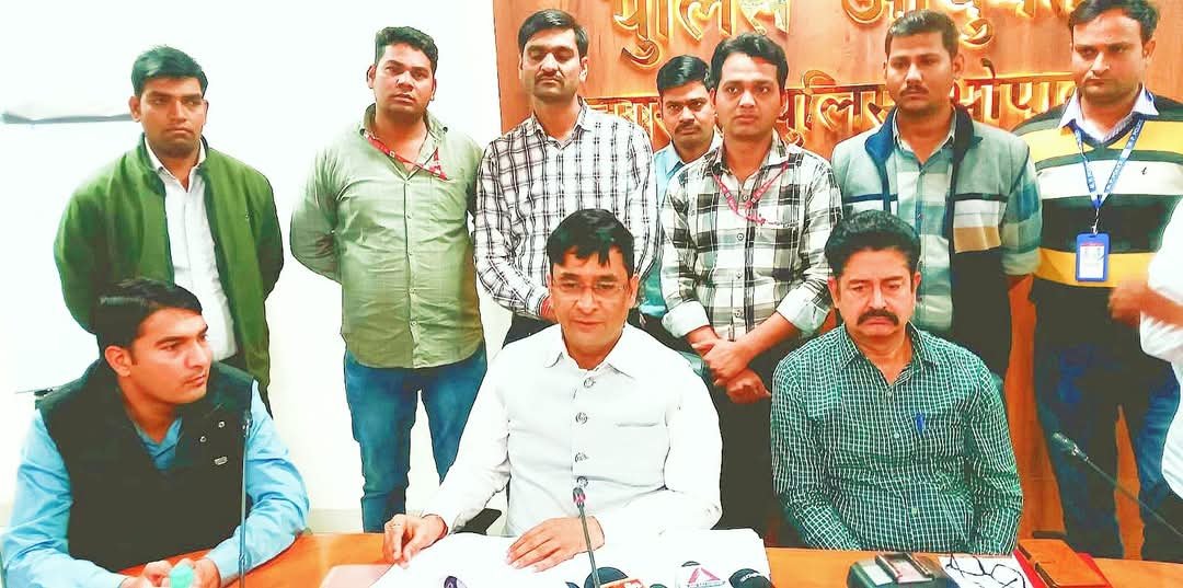 डिजिटल अरेस्ट करने वाले  शातिर गिरोह को फर्जी तरीके से सिम एक्टिवेट कर देने वाले आरोपी को सायबर क्राइम ब्रांच भोपाल ने महोबा उ.प्र. से किया गिऱफ्तार | New India Times