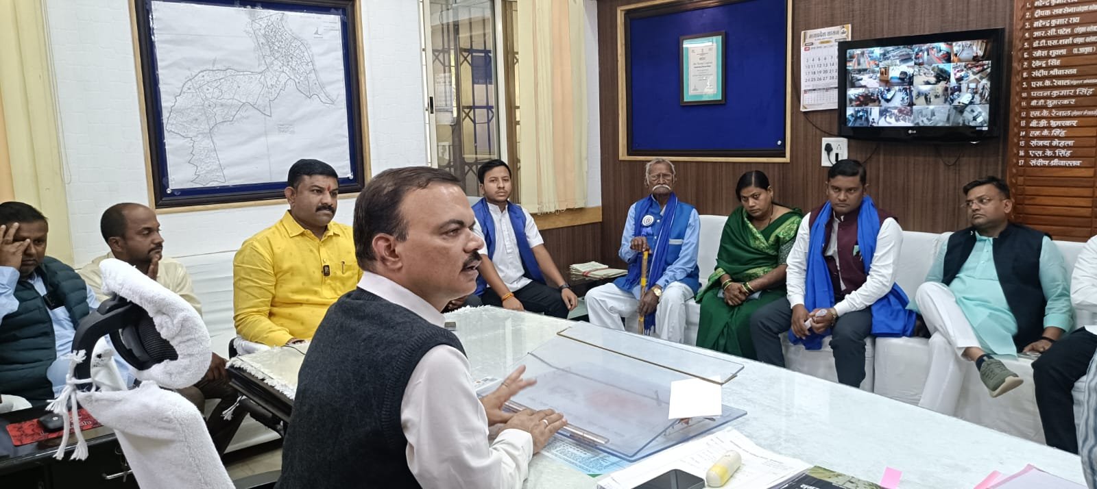 समाज जनों ने किया बुरहानपुर नगर निगम का घेराव, कांग्रेस बीजेपी सक्रिय, सरकार सत्ता आपकी फिर कार्य में विलंब क्यों: दत्तू मेढे | New India Times