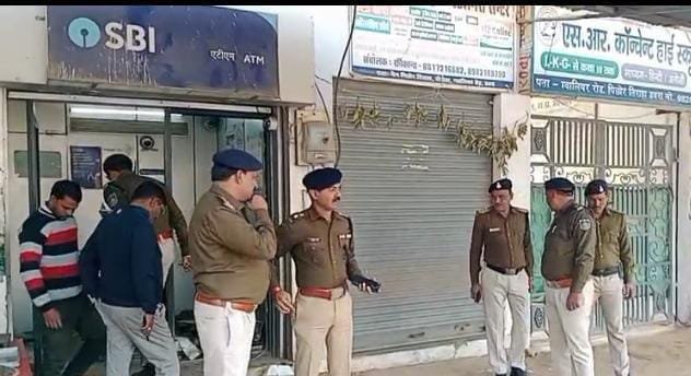 पिछोर तिराहे पर स्थित SBI–ATM को चोरों ने बनाया निशाना, ATM मशीन को उखाड़ कर ले गए चोर | New India Times