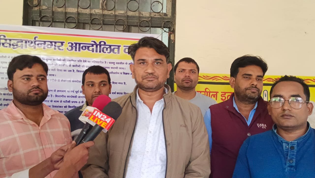 लेखपाल संघ के जिलाध्यक्ष की बर्खास्तगी सहित अन्य मांगों को लेकर लेखपालों ने किया धरना-प्रदर्शन | New India Times