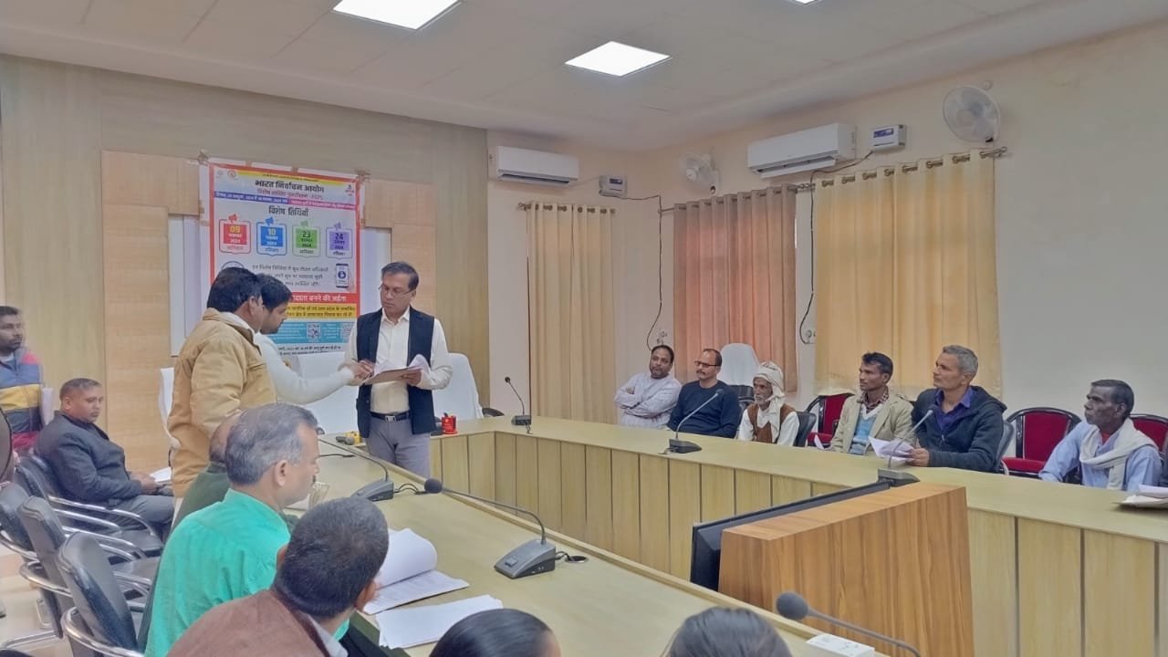 डीएम ने मनोज सक्सेना राजस्व निरीक्षक पुवायां को निलंबित करने के दिए निर्देश | New India Times