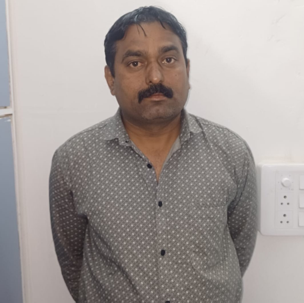 पारोळा पुलिस स्टेशन का एक पुलिस कर्मी रिश्वत लेते रंगे हाथों गिरफ्तार, दूसरा आरोपी फरार | New India Times