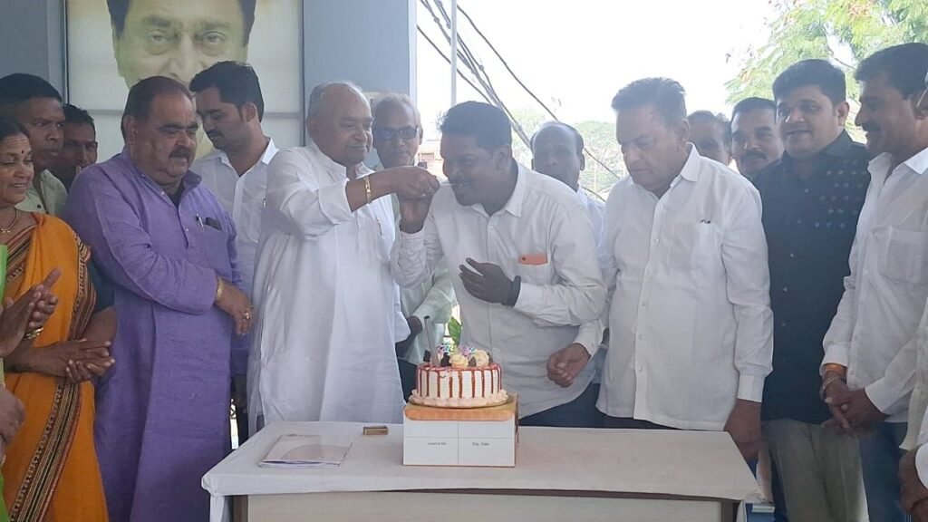 पांढुरना जिला में कांग्रेसियों द्वारा केक काटकर एवं ज़िला अस्पताल में मरीजों को फल वितरण कर मनाया गया पूर्व मुख्यमंत्री श्री कमलनाथ जी का जन्मदिन | New India Times
