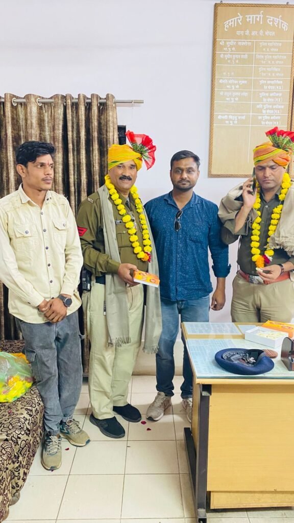 थाना जीआरपी भोपाल में पदस्थ निरीक्षक जहीर खान और प्रधान आरक्षक मकसूद खान को किया गया सम्मानित | New India Times