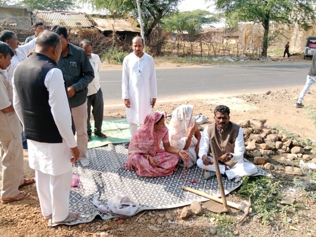 जनपद अध्यक्ष श्रीमती ललिता मुकेश एवं विधायक वीर सिंह भूरिया ने किया नौगावां यात्री प्रतीक्षालय एवं नाली निर्माण का भूमि पूजन | New India Times