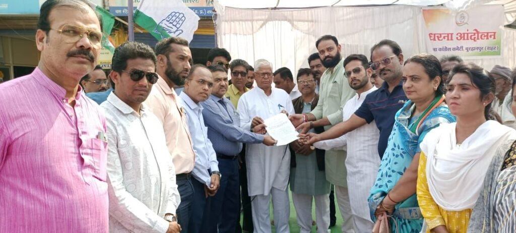 विधानसभा उपचुनाव में हिंसा को लेकर कांग्रेस ने किया धरना प्रदर्शन | New India Times