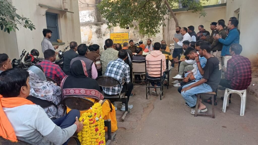 हत्या के प्रयास के सभी आरोपियों को गिरफ्तार करने पर फरियादी पक्ष एवं आमजन द्वारा थाना माधौगंज पुलिस का किया गया सम्मान | New India Times