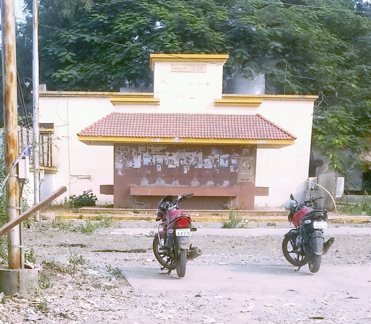 विकास नगरी में नहीं है एक भी वॉशरूम, यात्रियों ने प्याऊ को बना डाला पेशाब घर | New India Times