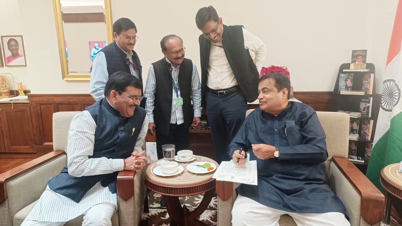 सांसद ज्ञानेश्वर पाटील ने केंद्रीय मंत्री नितिन गडकरी से भेंट करके संसदीय क्षेत्र की रखी अनेक मांगे | New India Times