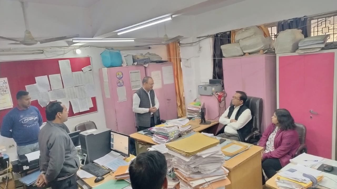 हेल्पलाइन नं0 जारी करें, शिकायत एवं समस्याओं का घर बैठे समाधान हो सके: डीएम | New India Times