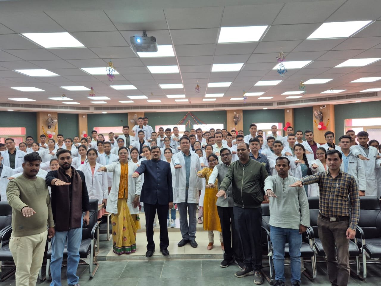 प्रमुख चिकित्सा अधिकारी डॉ. विजय सिंह की अध्यक्षता में राजकीय मेडिकल कॉलेज में वाइट कोट सेरेमनी का हुआ आयोजन | New India Times