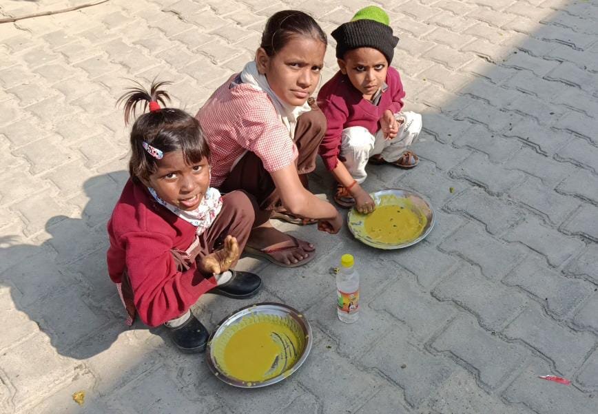 मध्यान्ह भोजन में बच्चों को मिल रही केवल दाल, बच्चों का हक मार कर ज़िम्मेदार काट रहे हैं मलाई, सबका साथ सबका विकास नीति के तहत ज़िम्मेदार मध्यान्ह भोजन सामग्री का करते हैं बंदर बांट | New India Times