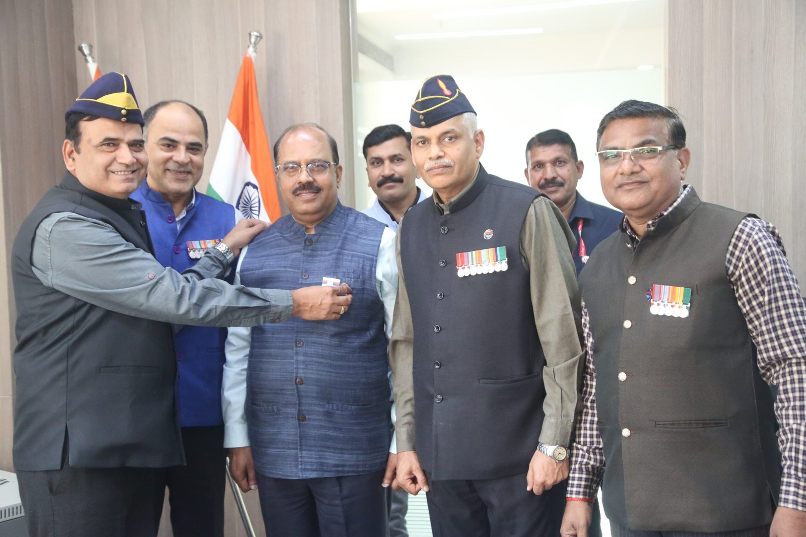 राज्यपाल श्री मंगुभाई पटेल को ध्वज लगा कर राजभवन में मनाया गया सशस्त्र झंडा दिवस | New India Times