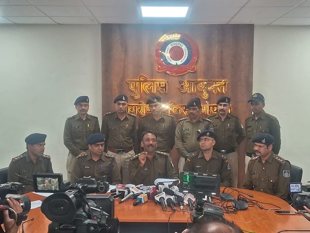 राष्ट्रीयकृत बैंक एवं निजी बैंक के आला अधिकारियों की मिली भगत से करोड़ों रुपए का गबन करने वाले सफेदपोश गिरोह को भोपाल पुलिस ने किया गिरफ्तार | New India Times