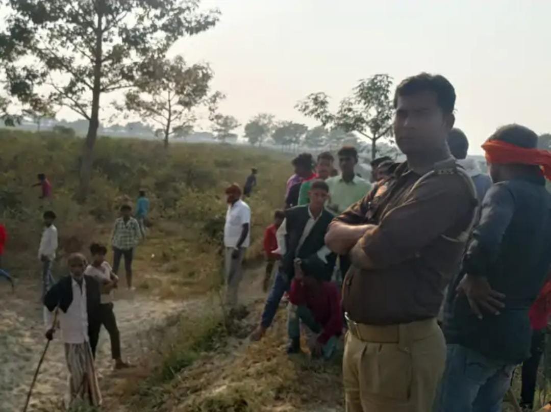 इटवा तहसील के परसोहन में पेड़ से लटकता मिला शव, पति से झगड़ा कर घर से निकली, फॉरेंसिक टीम जांच करने पहुंची 1 इटवा तहसील के परसोहन में पेड़ से लटकता मिला शव, पति से झगड़ा कर घर से निकली, फॉरेंसिक टीम जांच करने पहुंची | New India Times