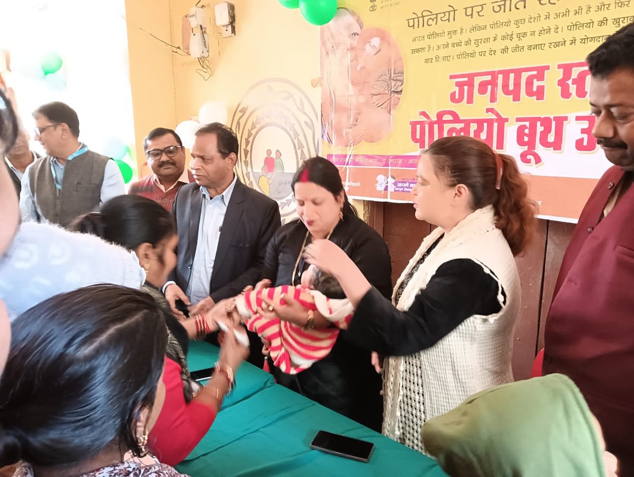 जिला पंचायत अध्यक्ष और मुख्य चिकित्सा अधिकारी ने बच्चों को पोलियो खुराक पिलाकर बूथ का किया उद्घाटन | New India Times