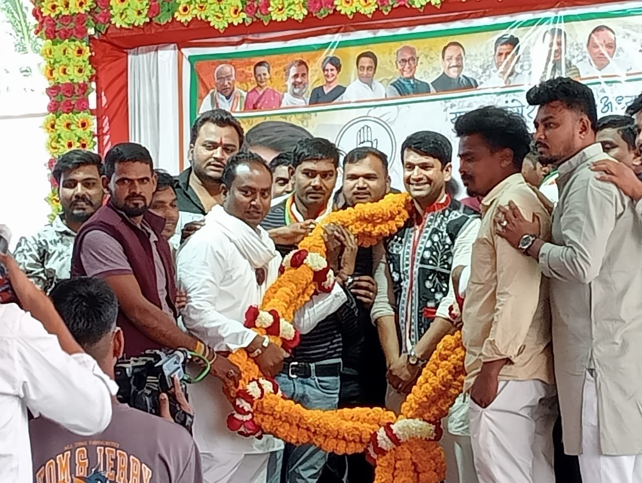 प्रदेश युवा कांग्रेस अध्यक्ष मितेंद्र दर्शन सिंह पहुंचे झाबुआ, अखिल भारतीय कांग्रेस कमेटी के प्रदेश अध्यक्ष ने युवाओं को संबोधित कर भरा जोश 1 प्रदेश युवा कांग्रेस अध्यक्ष मितेंद्र दर्शन सिंह पहुंचे झाबुआ, अखिल भारतीय कांग्रेस कमेटी के प्रदेश अध्यक्ष ने युवाओं को संबोधित कर भरा जोश | New India Times