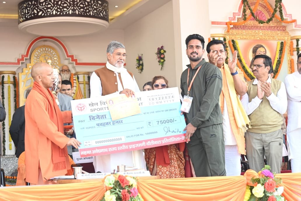 बहराइच के कारीकोट गांव के रहने वाले वॉलीबॉल खिलाड़ी आदित्य प्रताप सिंह को मुख्यमंत्री ने किया सम्मानित | New India Times