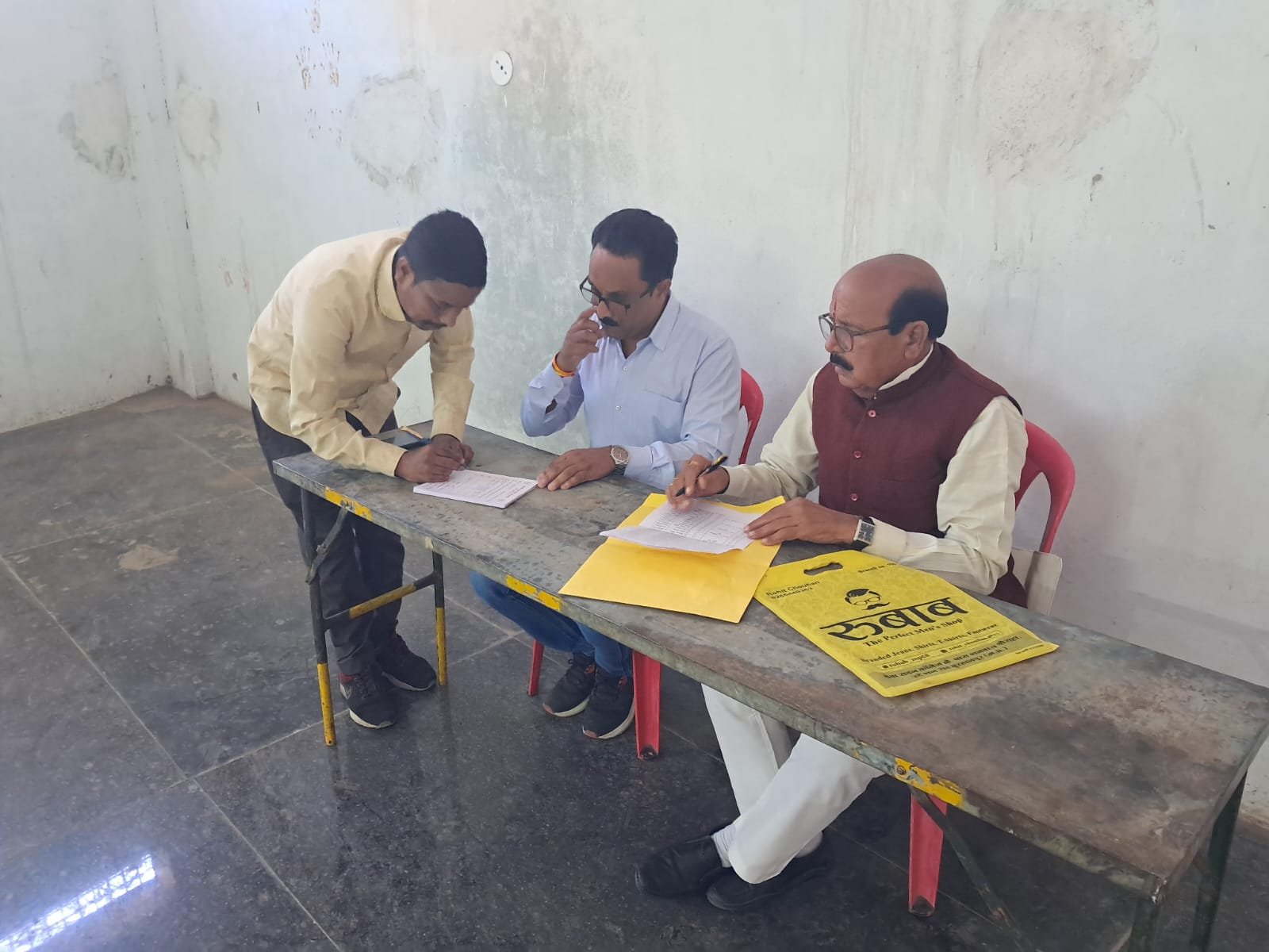 भाजपा के 13 मंडलों के बूथ अध्यक्ष पद की राय शुमारी को लेकर पार्टी के सह निर्वाचन अधिकारी को बंद लिफाफे में सौंपे बूथ अध्यक्ष पद के नामों की सूची | New India Times