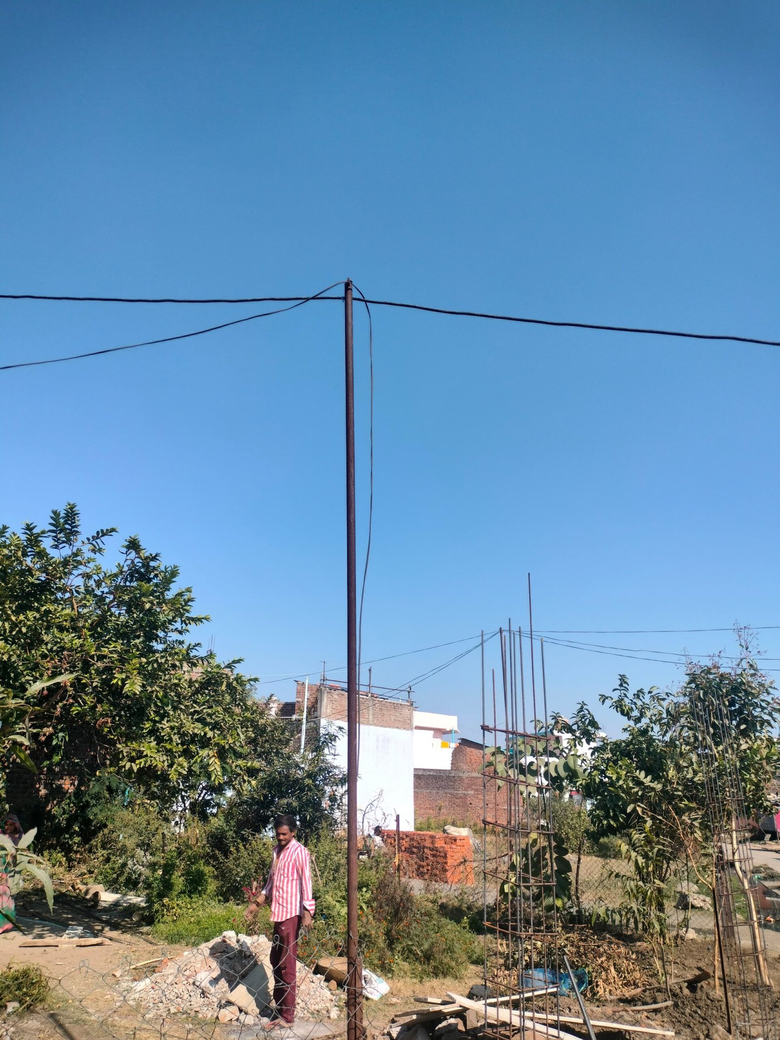 पटेल वार्ड में शांति नगर एवं लेन एरिया बिजली खम्भे से आज भी हैं वंचित, दूर-दूर से निजी लोहे के पाईप गाड़ कर घर की लाईट जला रहे हैं लोग | New India Times