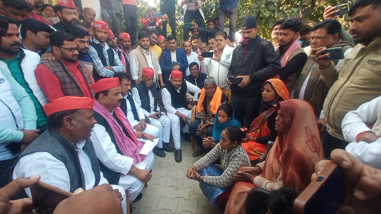 जिला कारागार में बंद बंदी की संदिग्ध परिस्थितियों में मौत के मामले में सपा के प्रतिनिधित्व मंडल ने परिजनों से की मुलाक़ात | New India Times