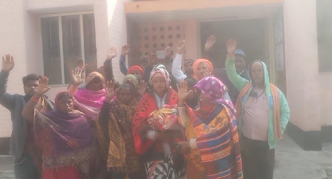खीरों सीएचसी में गर्भवती महिला के मृत बच्चे के जन्म का मामला, नर्स पर लापरवाही और दुर्व्यवहार के आरोप | New India Times