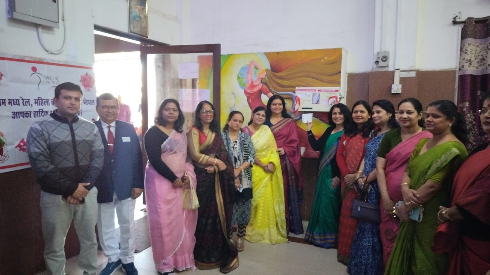 भोपाल रेलवे स्टेशन पर महिला यात्रियों के लिए सेनेटरी पैड वेंडिंग मशीन की हुई शुरूआत | New India Times