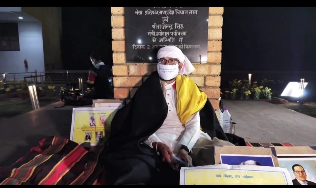 विधायक कमलेश्वर डोडियार विधानसभा में गांधी प्रतिमा के बाहर मौन धरना पर बैठे, डॉक्टर पर कार्रवाई हो, | New India Times