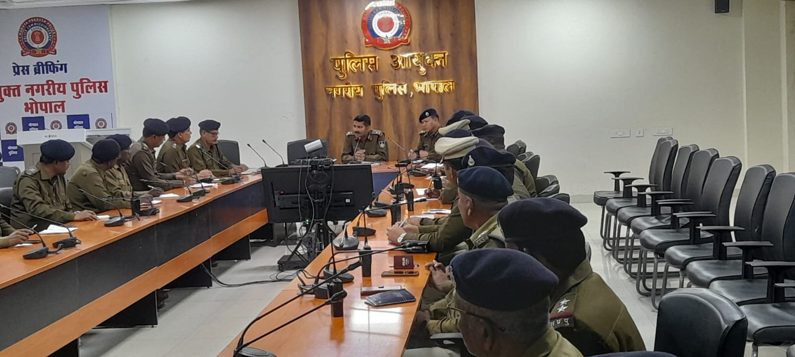 पुलिस आयुक्त भोपाल ने यातायात अधिकारियों के साथ बैठक कर दिए आवश्यक दिशा निर्देश | New India Times