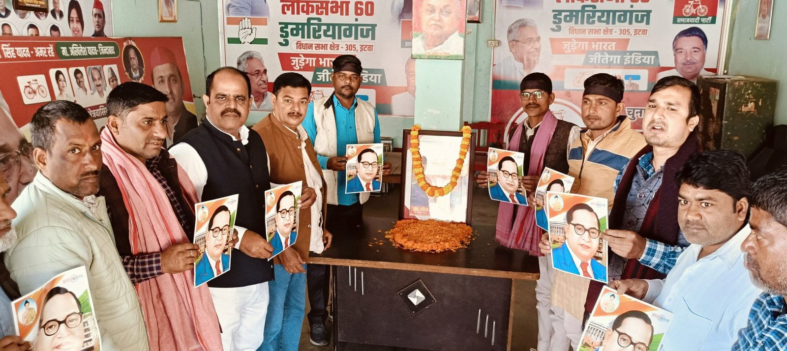 समाजवादी पार्टी कार्यालय इटवा में संविधान निर्माता बाबा साहब डॉ0 भीम राव अम्बेडकर जी के खिलाफ देश के गृह मंत्री द्वारा विवादित बयान दिए जाने को लेकर किया गया विरोध प्रदर्शन | New India Times