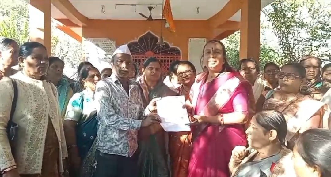 शासन से लेकर भगवान के समक्ष गुहार लगाती संविदा एवं नियमित पर्यवेक्षक, सच्चा हनुमान की शरण में, सौंपा ज्ञापन | New India Times