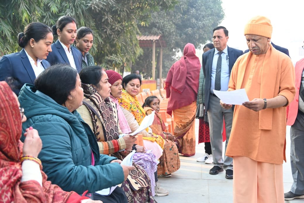 गोरखनाथ मंदिर में CM योगी ने लगाया जनता दरबार, सुनी 200 से अधिक लोगों की फरियादें, निराकरण का दिया निर्देश | New India Times