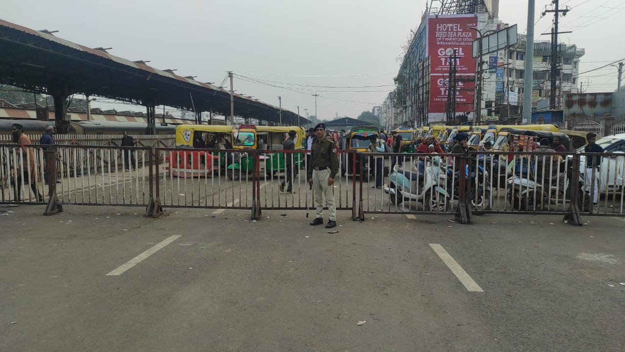 मेट्रो निर्माण कार्य के चलते भोपाल रेलवे स्टेशन प्लेटफॉर्म नं. 06 स्टेशन बिल्डिंग के बाहर की सड़क से आवागमन अस्थायी रूप से किया गया बंद | New India Times