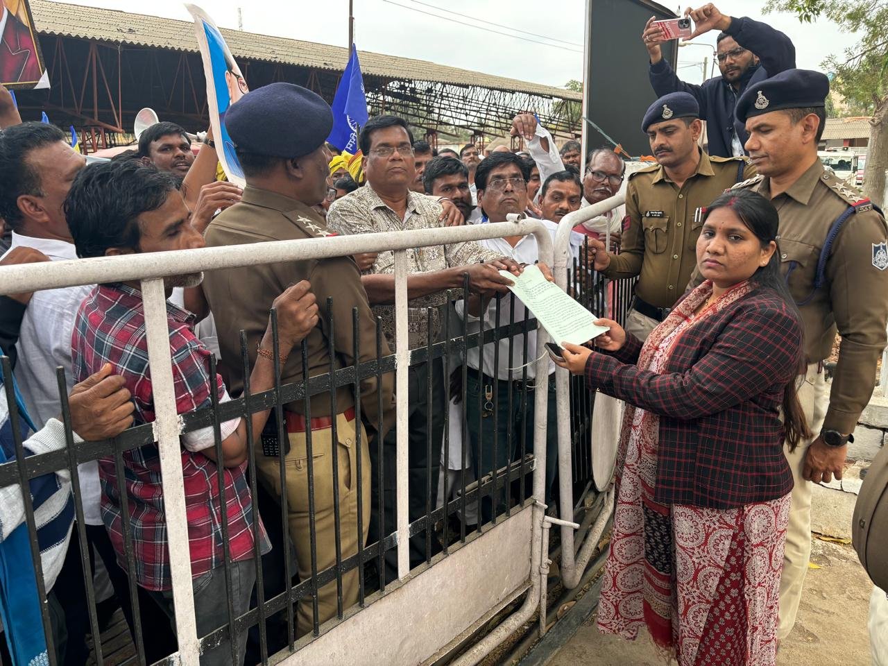 पांढुर्णा में अंबेडकरवादी संगठन द्वारा जबर्दस्त विरोध प्रदर्शन करते हुए राष्ट्रपति के नाम कलेक्टर को सौंपा गया ज्ञापन | New India Times