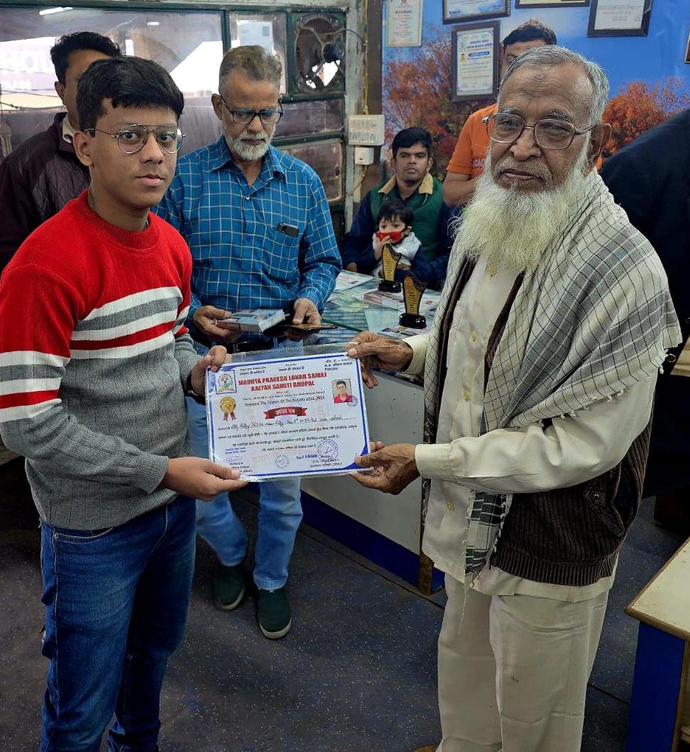 बच्चों के हौसिलों को पंख देने के लिए मध्य प्रदेश लोहार समाज कल्याण समिति द्वारा प्रतिभा सम्मान समारोह का किया गया आयोजन | New India Times