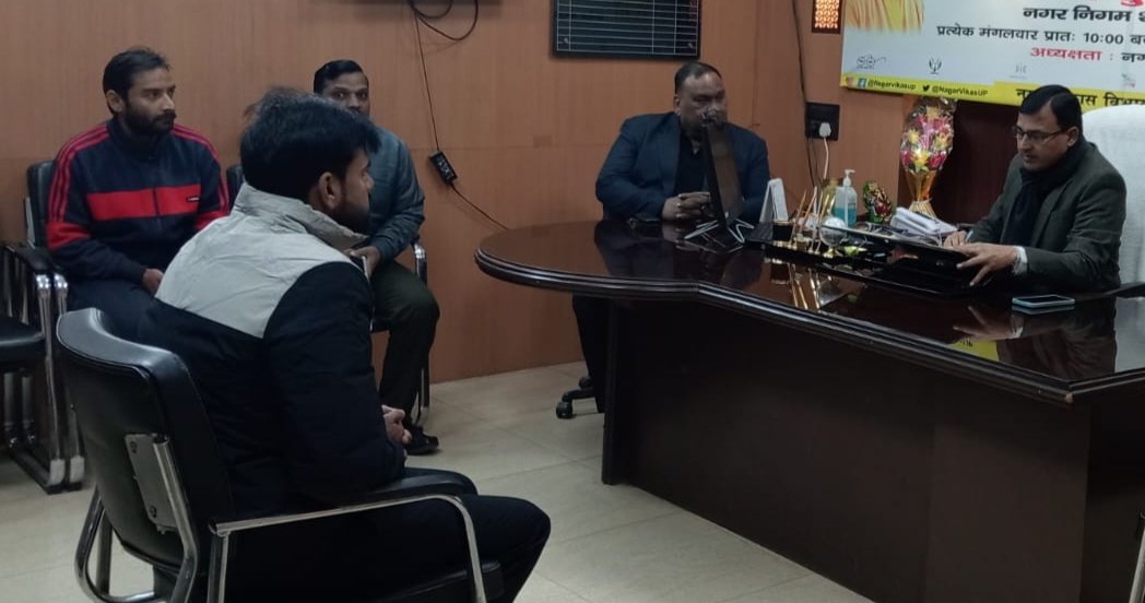 नगर आयुक्त डॉ विपिन कुमार मिश्रा ने सुनी समस्याएं | New India Times