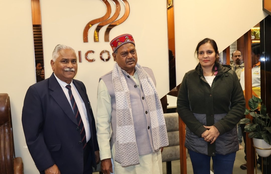 मुख्य अतिथि डॉ. श्री केशव पांडेय जी के द्वारा आत्मीय आग्रह पर अन्तर्राष्ट्रीय हॉकी के सितारे ग्वालियर के गौरव अंकित पाल जी के कोच मोटीवेटर श्री अविनाश भटनागर जी को किया गया सम्मानित | New India Times