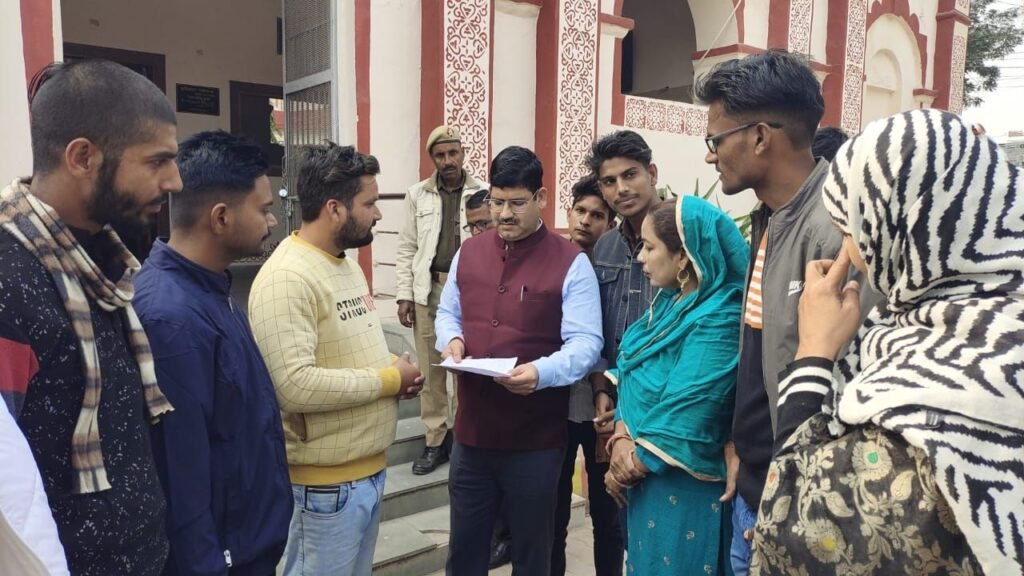 ग्रामीण क्षेत्रों में असमय विद्युत कटौती से विद्यार्थियों के अध्ययन में उत्पन्न हो रही बाधा को लेकर एसडीएम को सौंपा गया ज्ञापन | New India Times