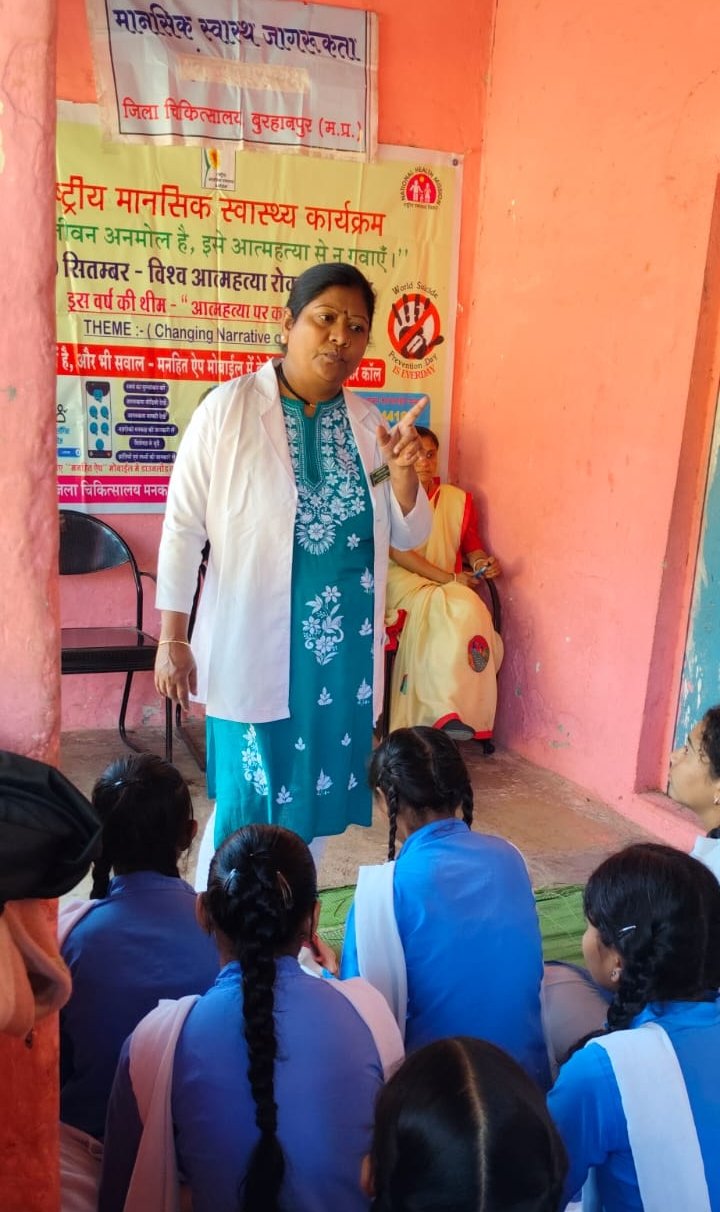 मन कक्ष विभाग ज़िला चिकित्सालय  बुरहानपुर ने शासकीय कन्या हाई स्कूल खकनार में मानसिक स्वास्थ्य कैंप किया आयोजित | New India Times
