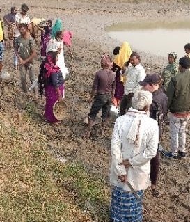 हाजिरी 79 की मौके पर मजदूर कम, एंगल बदल कर चल रहा है काम, इटवा विकास खण्ड के ग्राम पंचायत सुहेलवा का मामला | New India Times