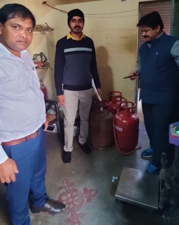 जिला खाद्य विभाग की कार्यवाही जारी, 17 अवैध गैस सिलेंडर और अन्य उपकरण किए जब्त | New India Times