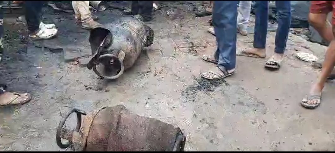 कहलगांव शहर के चौधरी टोला में अचानक लगी आग, कड़ी मशक्कत के बाद पाया गया आग पर काबू 1 कहलगांव शहर के चौधरी टोला में अचानक लगी आग, कड़ी मशक्कत के बाद पाया गया आग पर काबू | New India Times